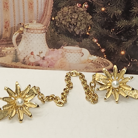 # 1476 PAT 2853761 VINTAGE SWEATER CLIP, 8"IN GOLD TONE, PEARLS - Picture 1 of 5